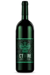 Botella de vino verde con etiqueta metálica personalizada premium, diseñada por Etval, especialista en etiquetas flexográficas.