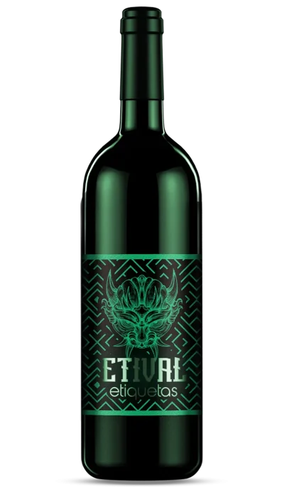 Botella de vino verde con etiqueta metálica personalizada premium, diseñada por Etval, especialista en etiquetas flexográficas.